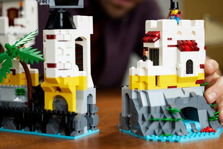 Actual product image LEGO Eldorado Fortress 10320 (10320, LEGO Icons, LEGO Rare Sets)