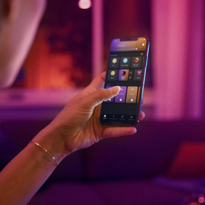 Produktbild Philips Hue White & Color Ambiance BT Starter-Set (E27, 9 W, 1100 lm, 3 x, F)