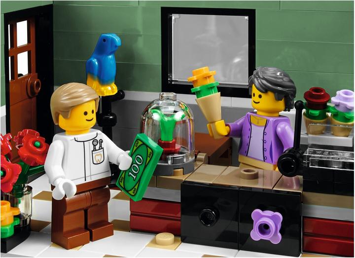Actual product image LEGO Assembly Square (10255, LEGO Rare Sets, LEGO Creator Expert)