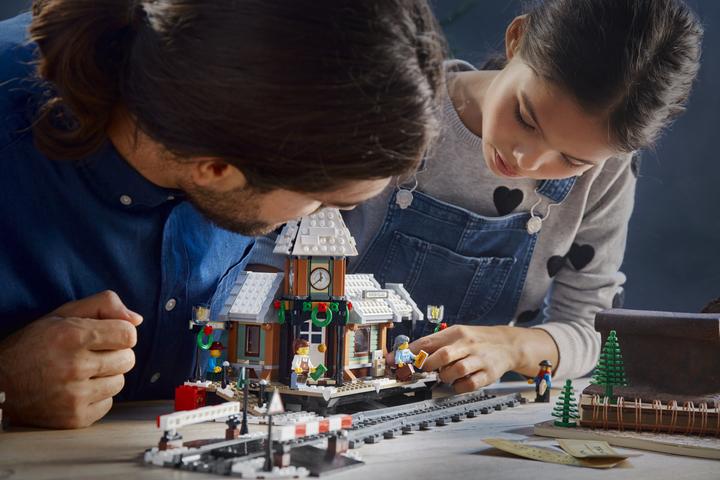 Produktbild LEGO Winterlicher Bahnhof (10259, LEGO Creator Expert)