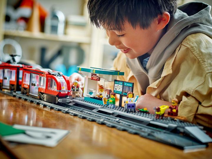 Actual product image LEGO Tram with stop (60423, LEGO City)