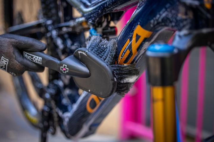 Immagine prodotto Muc-Off Kit Bicicletta Ultimate (1800 ml, Pulitore per biciclette, Detergente per catena, Lubrificante universale, Spugna, Set di cura)