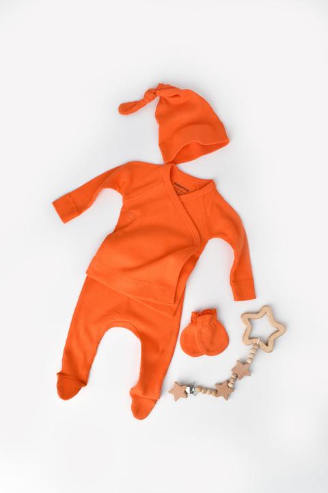 BabyCosy 4 Stk Set. Hose. T-shirt. Mütze. Fausthandschuhe (62)