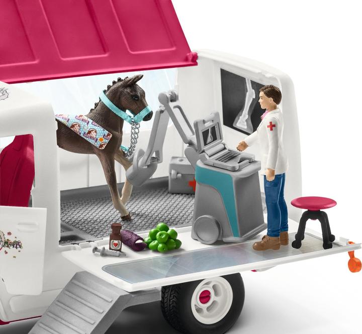 Actual product image Schleich Mobile veterinarian with Hanoverian foal