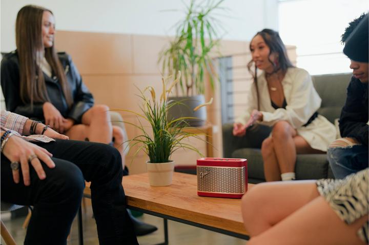 Actual product image Fender NewPort2 (12 h, Rechargeable battery operated, Electrical connection)