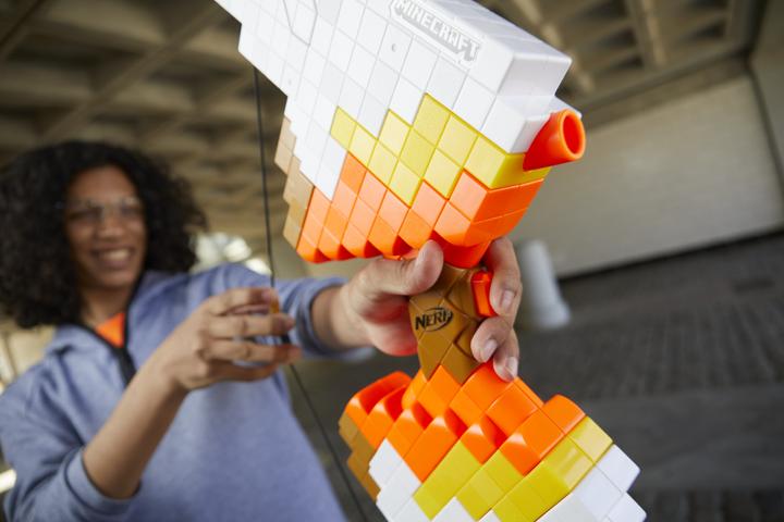 Produktbild Nerf Minecraft motorisierter Sabrewing Bogen feuert Darts