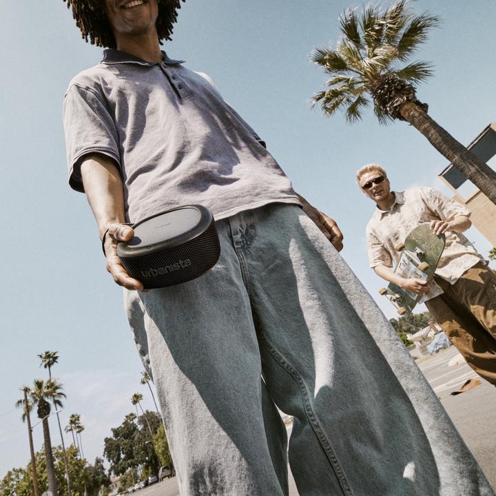 Image du produit Urbanista Malibu Desert Gray Enceinte portable Bluetooth avec panneau solaire (24 h, Panneau solaire)