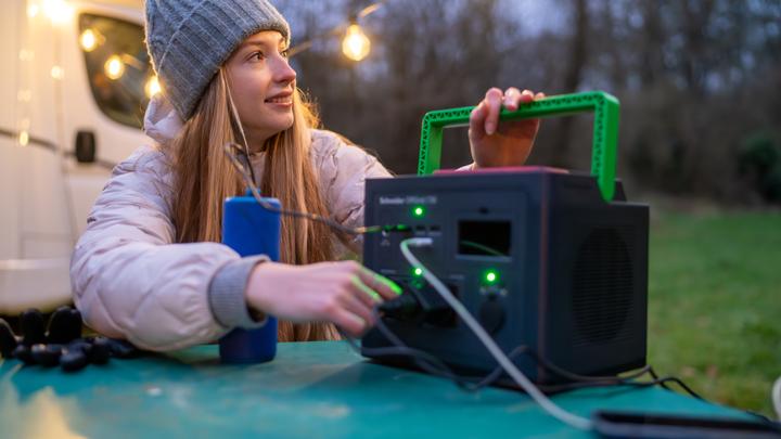 Produktbild APC Schneider OffGrid Portable Power Station 730 738Wh Lithium-ion 2 Schuko Sinewave (738 Wh, 6.40 kg)