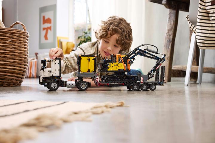 Immagine prodotto LEGO 42175 Camion Volvo FMX con escavatore elettrico cingolato EC230 (42175, LEGO Technic)