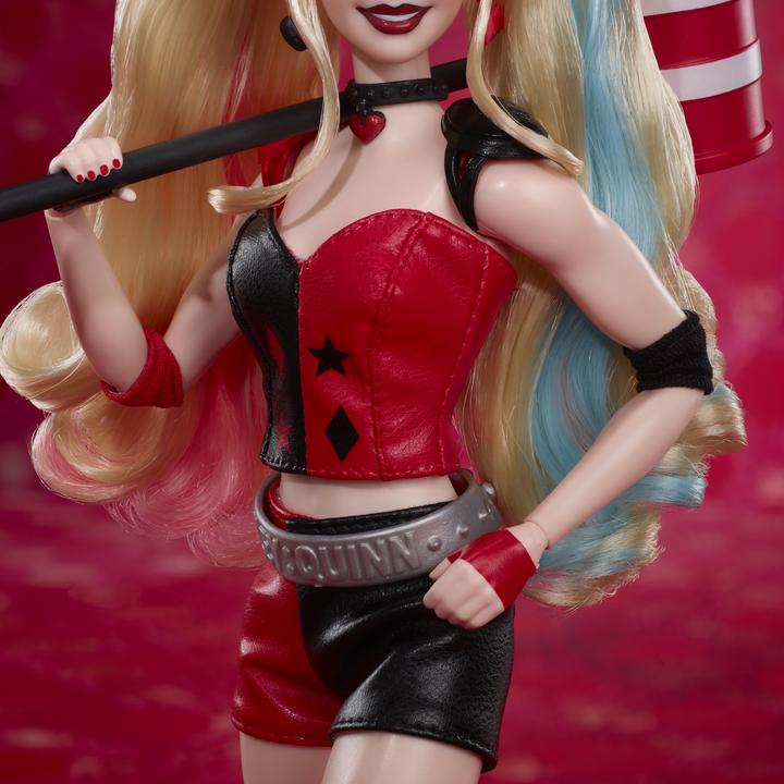 Produktbild Barbie Signature Harley Quinn Sammlerpuppe mit beweglichem Körper, ikonischem Outfit und Schlägel