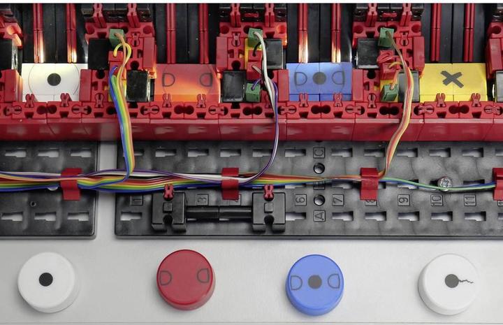 Immagine prodotto Fischertechnik Garanzia di qualità con modello di simulazione AI Dispositivo finito 9 V