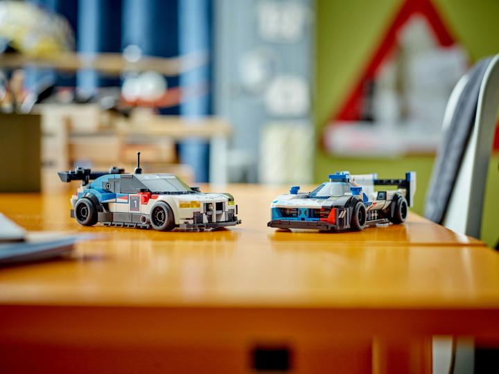 Actual product image LEGO BMW M4 GT3 & BMW M Hybrid V8 racing car (76922, LEGO Speed Champions)