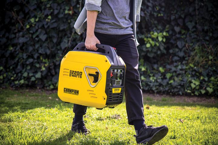 Image du produit Champion Power Equipment 2200 Watt Inverter essence - The Mighty Atom. (1900 W, 4 l)