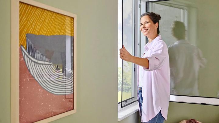 Produktbild tesa CLIP-ON Insektenschutz mit Anklipsrahmen für Fenster, zuschneidbarer Rahmen, ohne Bohren (100 x 120 cm)