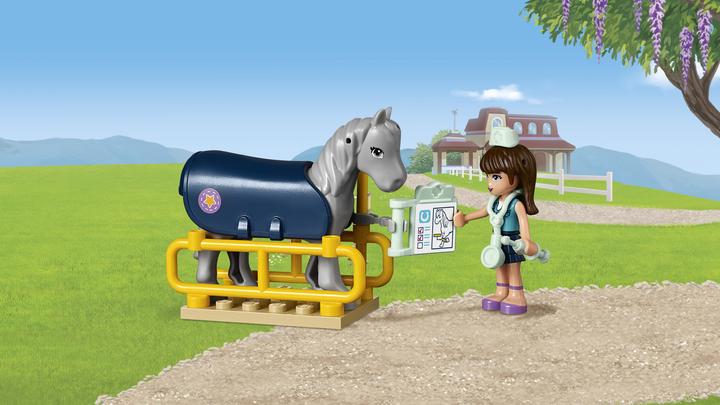 Actual product image LEGO Friends horse trailer and vet (41125, LEGO Friends)