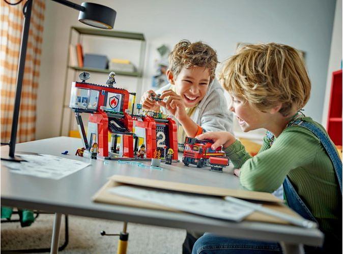 Actual product image LEGO 60414 Fire station with turntable ladder truck (60414, LEGO City)