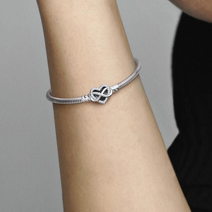 Produktbild Pandora Moments Schlangen Gliederarmband mit Funklendem Unendlichkeits Herzverschluss (19 cm, Sterling Silber 925)