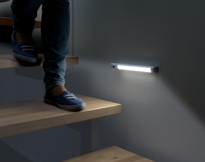 Image du produit Lunartec Rampe lumineuse orientable, détecteur de mouvement, 9 LED SMD blanc lumière du jour