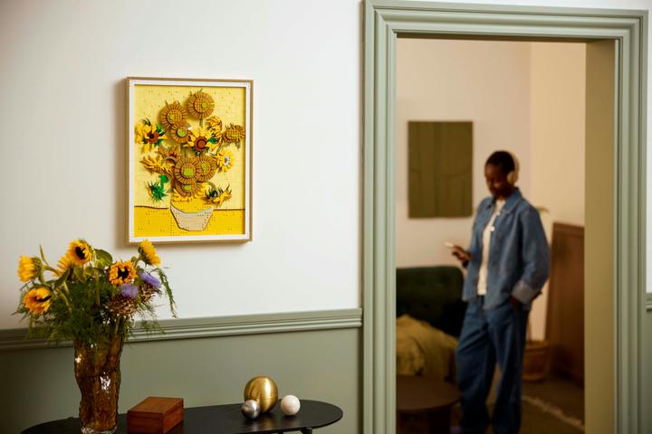 Actual product image LEGO Vincent van Gogh - Sunflowers (31215, LEGO DC, LEGO Rare Sets)