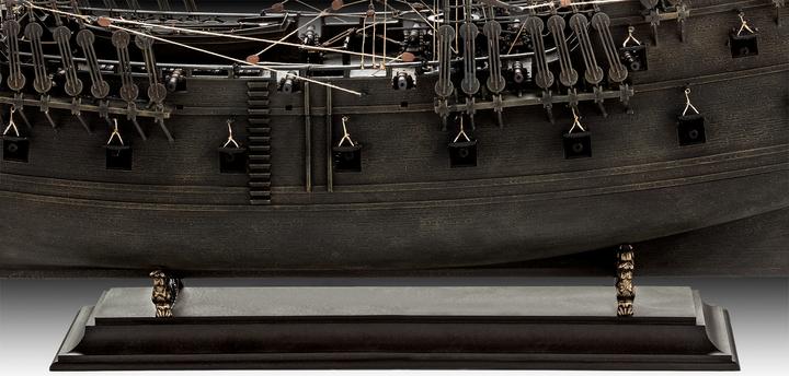 Actual product image Revell Black Pearl