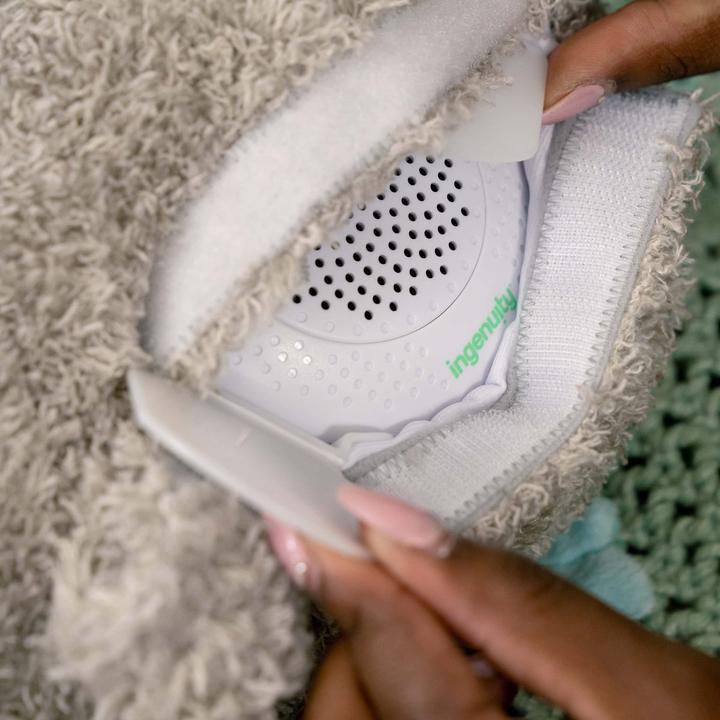 Produktbild Ingenuity Snuggle Sounds™ Kuscheltier mit Bluetooth-Lautsprecher - Eule Nally™ (22.86 cm)