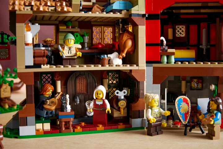 Image du produit LEGO Place de la ville médiévale (10332, LEGO Icons, LEGO difficiles à trouver)