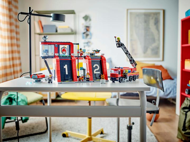 Actual product image LEGO 60414 Fire station with turntable ladder truck (60414, LEGO City)