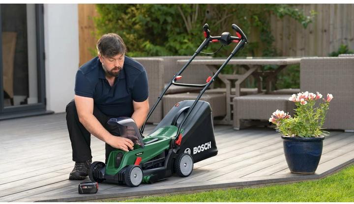 Productafbeelding Bosch Home & Garden UniversalRotak (Oplaadbare batterij)