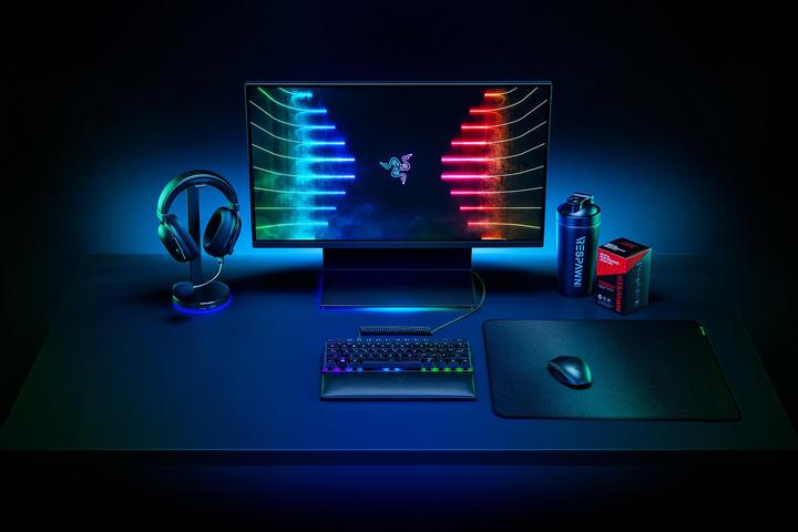 Actual product image Razer Strider (L)