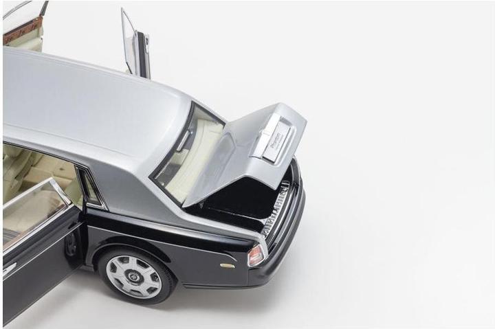 Produktbild Kyosho Rolls-Royce Phamtom EWB Schwarz / Silber, 1:18