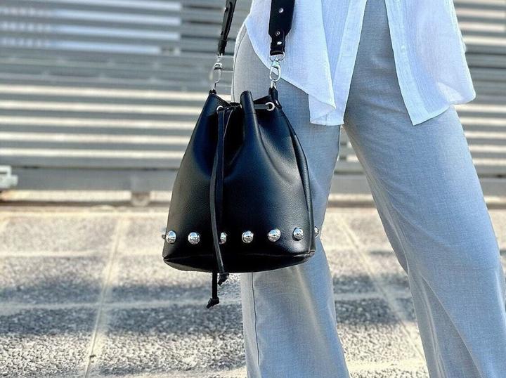 Produktbild Only-Bags.Store Schwarze Leder Bucket Bag, Nieten-Ledertasche, Umhängetasche, Crossbody Bag, aus Vollnarbenleder