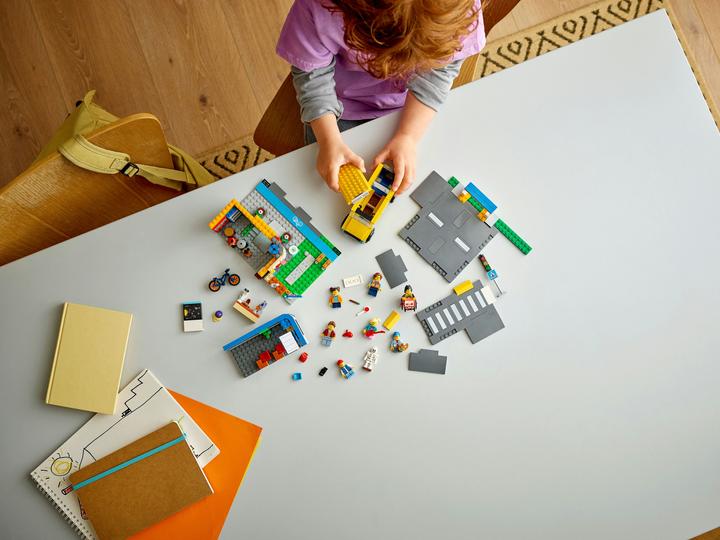 Image du produit LEGO École avec bus scolaire (60329, LEGO City)