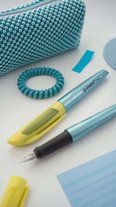 Produktbild STABILO Flow COSMETIC Füller (Blau, Gelb, 1 x)