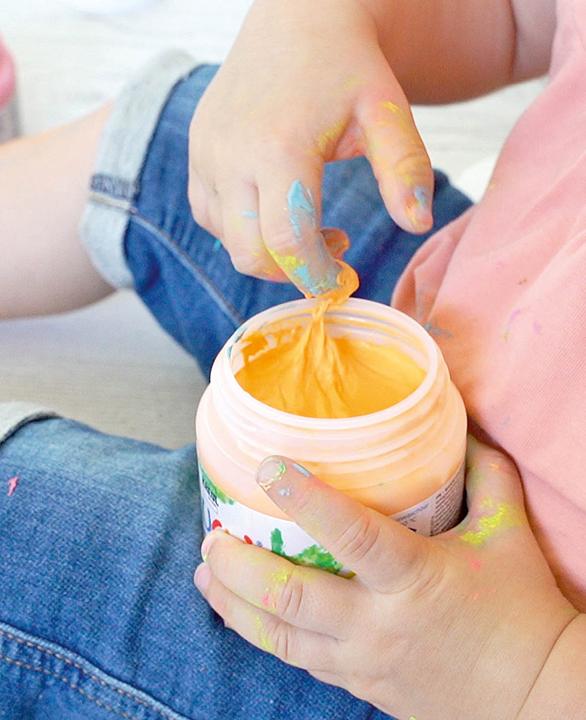 Actual product image Kreul MUCKI Finger Paints Set (Orange, Yellow, Lilac, Green, Rose, Turquoise, 900 ml)