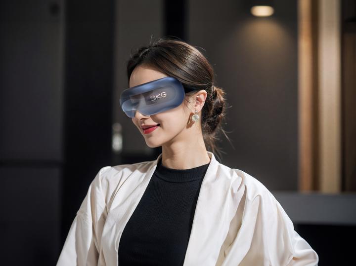 Actual product image SKG E3 Pro eye and temple massager with viewing window