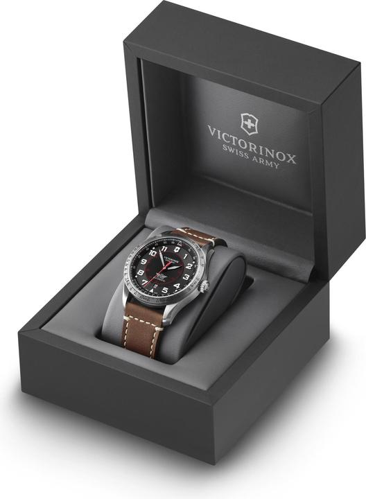 Produktbild Victorinox Airboss Mecha 42, BLK dial, BRN Leather str (Fliegeruhr, 42 mm)