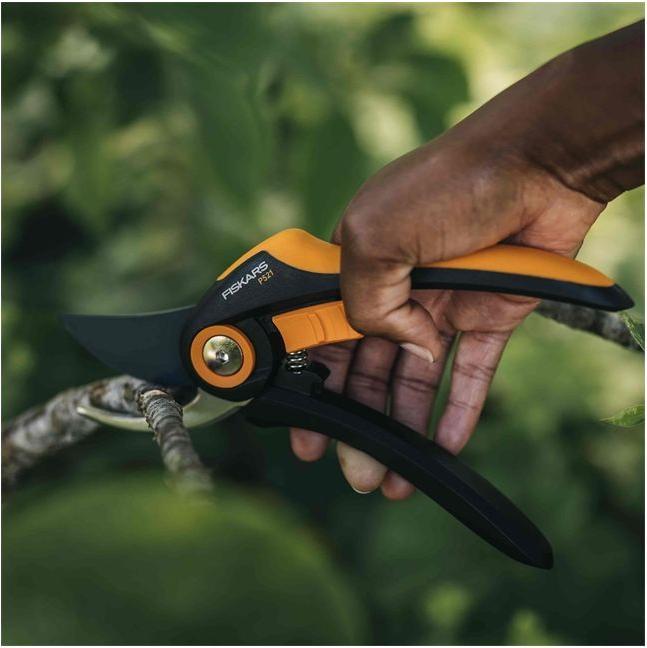 Actual product image Fiskars Plus bypass garden shears P521