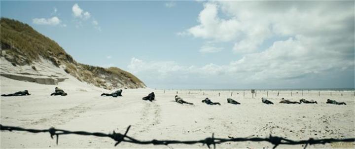 Produktbild Plaion Unter dem Sand - Das Versprechen der Freiheit (Blu-ray, 2015, Deutsch)