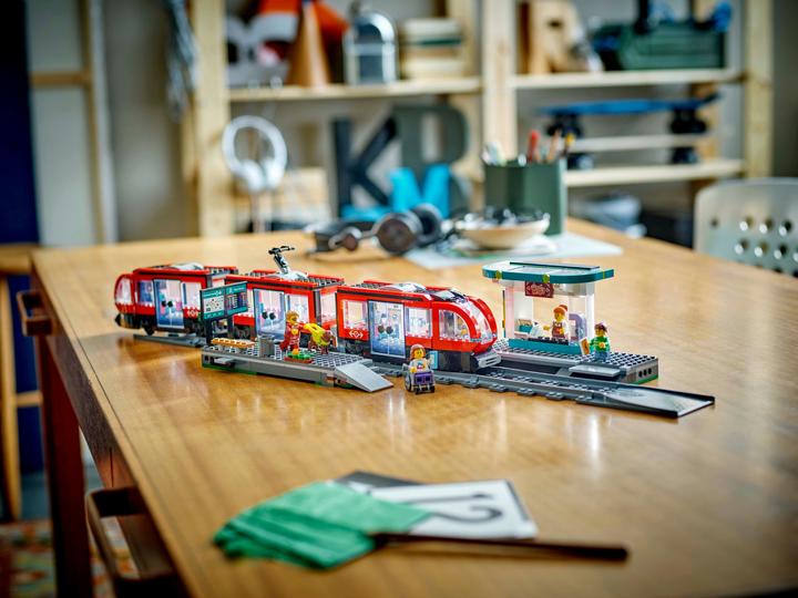 Actual product image LEGO Tram with stop (60423, LEGO City)