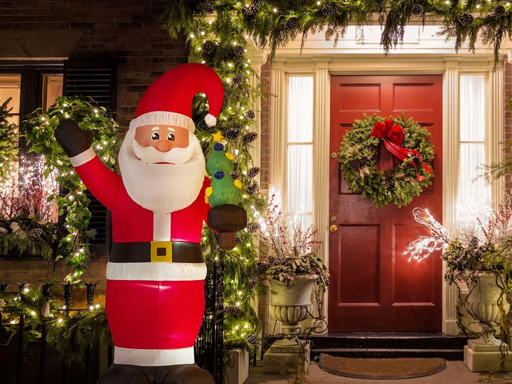 Image du produit Beliani Père Noël gonflable avec éclairage LED rouge 225 cm IVALO