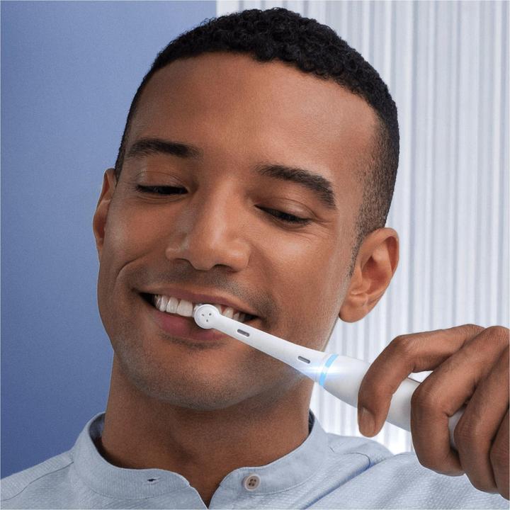 Actual product image Oral-B iO 7n - Electrical Tandenborstel - Wit (Oscillating toothbrush)