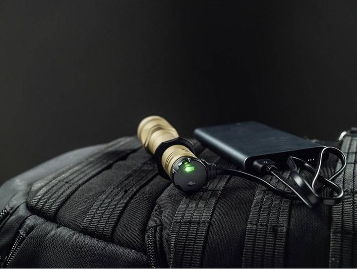 Produktbild ArmyTek Dobermann Pro Magnet USB Sand Warm LED Taschenlampe mit Handschlaufe, mit Holster akkubetri (15 cm, 1400 lm)