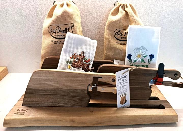 Image du produit Das Brettl Alpen Kit Planche à découper Kit en bois de noyer avec couteau et set de table