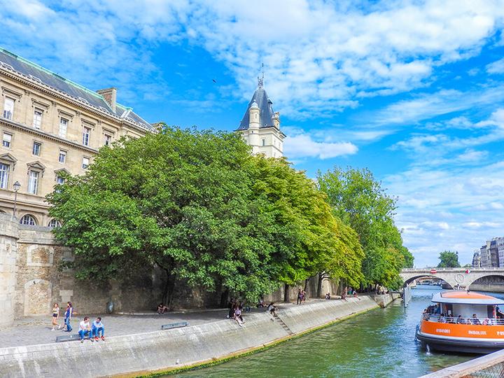 Immagine prodotto Smartbox Visita alla Torre Eiffel, gita in barca sulla Senna e ingresso al Louvre per 2 adulti e 1 bambino (3 pers.)