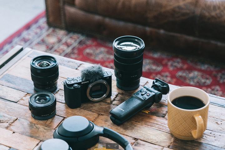 Image du produit Sony Alpha ZV-E10L (16 - 50 mm, 24 Mpx, APS-C / DX)