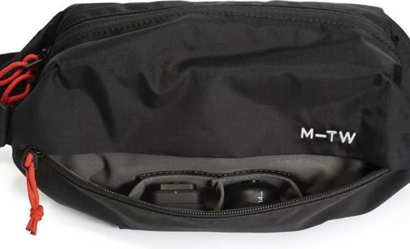 Actual product image Moment Fanny Sling 2L Black Ripstop