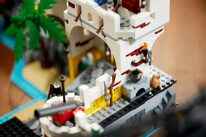 Actual product image LEGO Eldorado Fortress 10320 (10320, LEGO Icons, LEGO Rare Sets)