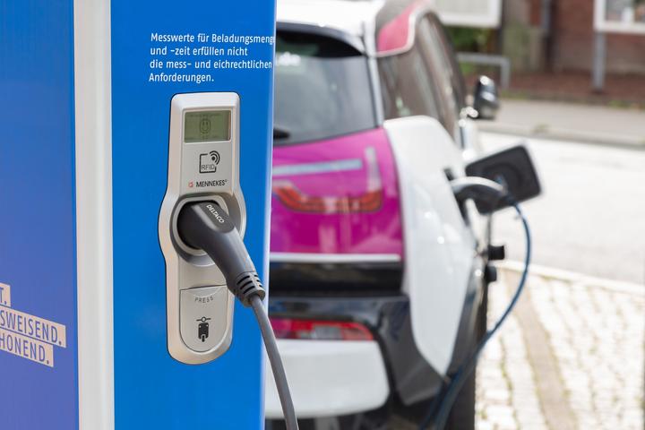 Produktbild Deltaco Typ 2 auf Typ 1 Kabel (Typ 2, 3.60 kW, 16 A, 10 m)