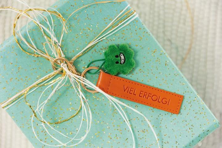 Produktbild Magni NICI Schlüsselanhänger Viel Erfolg! Kunstlederband mit Kleeblatt orange 10cm