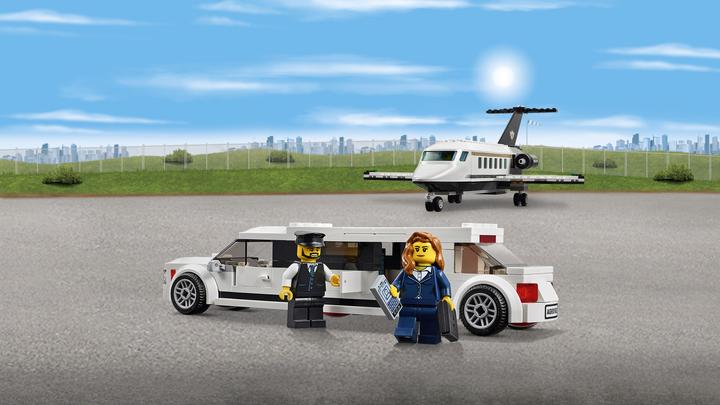 Actual product image LEGO Airport VIP service (60102, LEGO City)